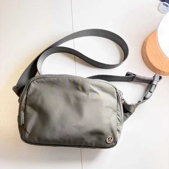 Lululemon Everywhere Belt Bag *1L Grey Sage - Picture 2 of 6